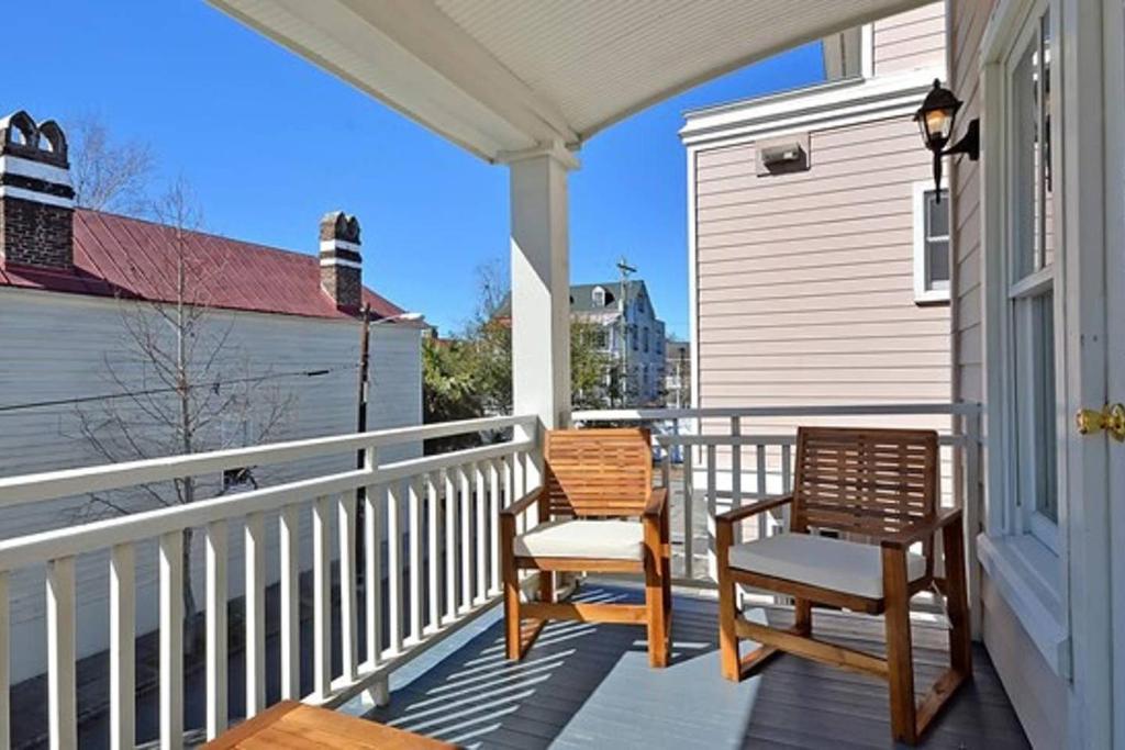 Entire 3BD/2.5BA Luxury Home 2 blocks from King St - image 3
