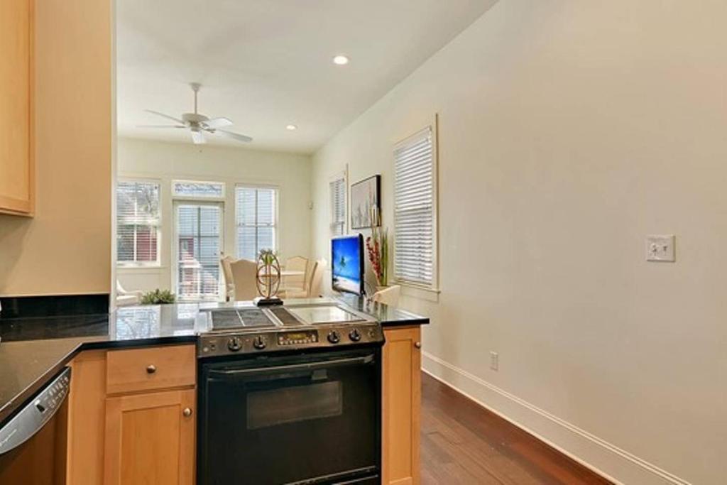 Entire 3BD/2.5BA Luxury Home 2 blocks from King St - image 6