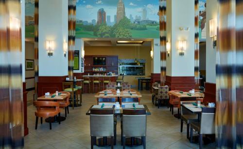 Hilton Garden Inn Charlotte Uptown - image 2