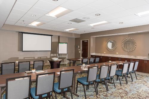 DoubleTree by Hilton Charlotte Gateway Village - image 3