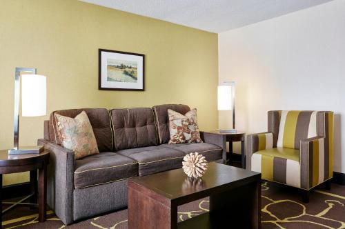 DoubleTree by Hilton Charlotte Gateway Village - image 5