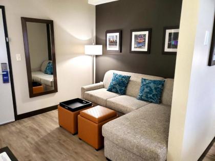 Comfort Suites Northlake - image 17