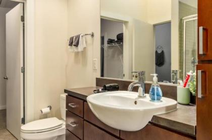 Vibrant 2 Story Apt 10 Min Walk to Uptown with Parking - image 4
