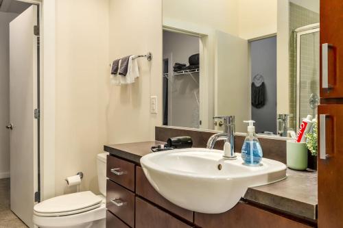 Vibrant 2 Story Apt 10 Min Walk to Uptown with Parking - image 4