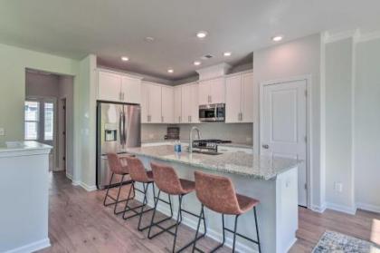 Sleek townhome Near Breweries and truist Field Charlotte