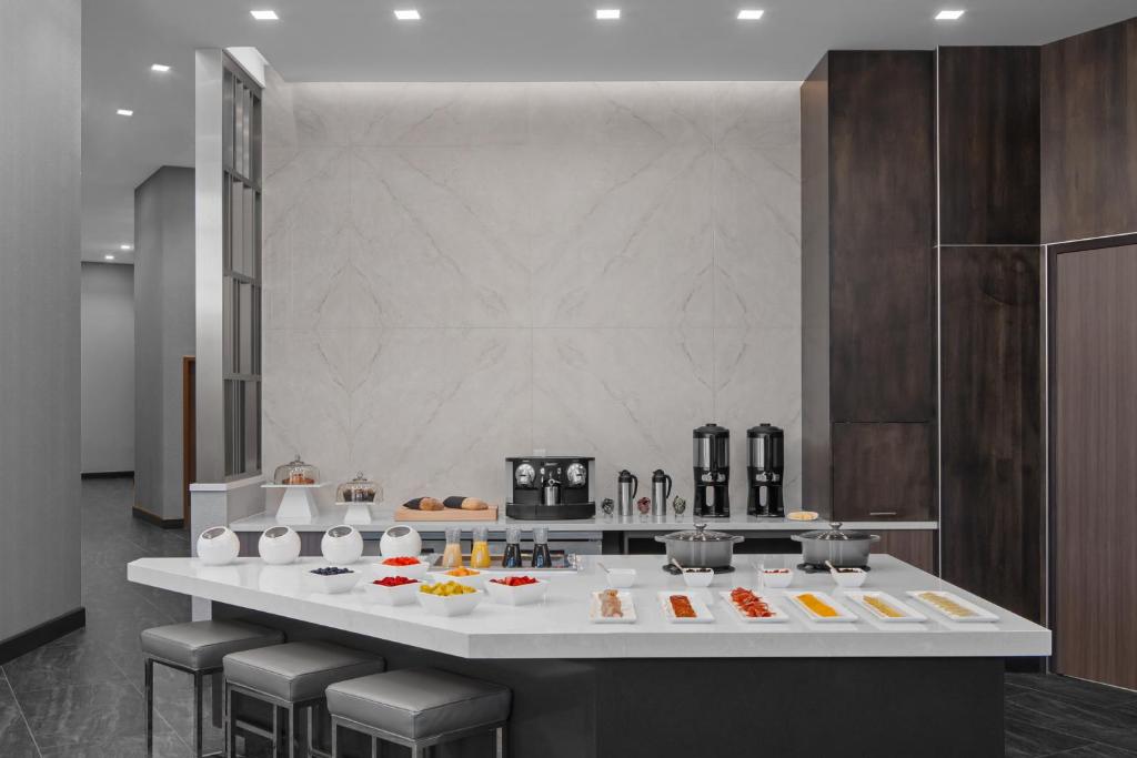 AC Hotel by Marriott Charlotte Ballantyne - image 2