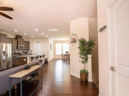 Beautiful Townhome Near Downtown Charlotte - image 17