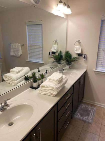 Beautiful Townhome Near Downtown Charlotte - image 18