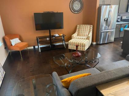 Beautiful Townhome Near Downtown Charlotte - image 3