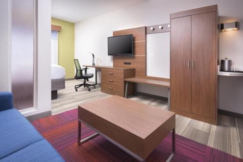 Holiday Inn Express Hotel & Suites Chattanooga Downtown an IHG Hotel - image 5