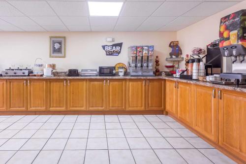 Travelodge by Wyndham Chattanooga/Hamilton Place - image 3
