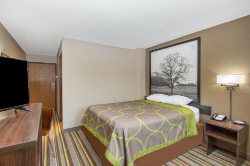 Super 8 by Wyndham Chattanooga Lookout Mountain TN - image 5