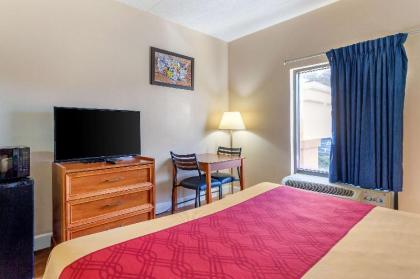 Econo Lodge Lookout Mountain - image 3