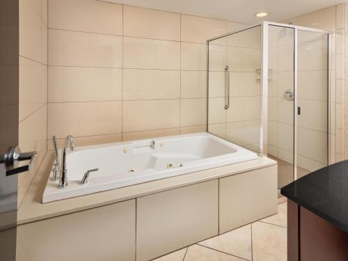 DoubleTree by Hilton Chattanooga Downtown - image 5