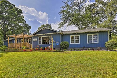 Family-Friendly Escape about 6 Mi to City Center! - main image