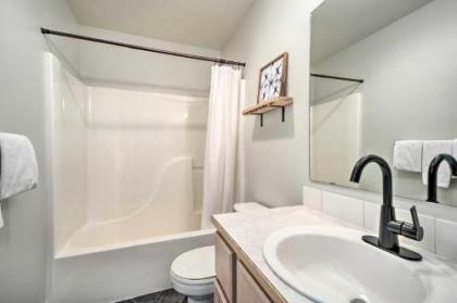 Chic Chelan Condo with Balcony Walk to Lake and Dtwn! - image 5