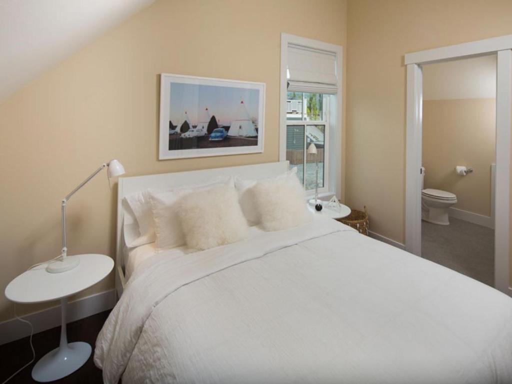 Lake & Vine Villa #15 - image 2