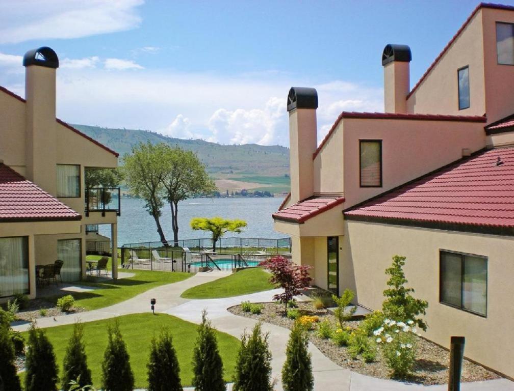 Spacious Resort Condos Fronting Beautiful Lake Chelan - main image