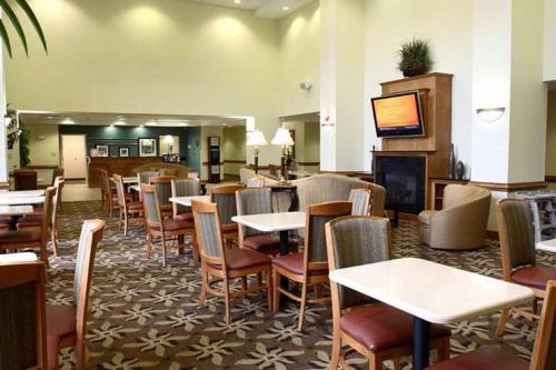 Hampton Inn & Suites Chesapeake-Square Mall - image 3