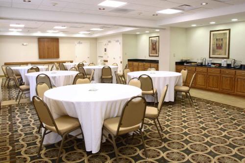 Hampton Inn & Suites Chesapeake-Square Mall - image 4