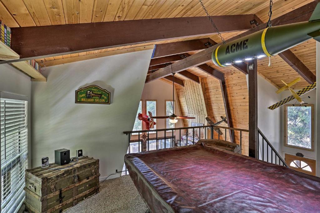 Mod Cabin with Hot Tub Walk to Lake and Golfing! - image 7