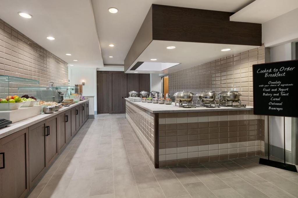 Embassy Suites by Hilton Philadelphia Valley Forge - image 5
