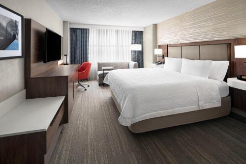 Hampton Inn & Suites Chicago-Downtown - image 2