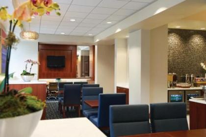 Hilton Chicago Magnificent Mile Suites - image 3
