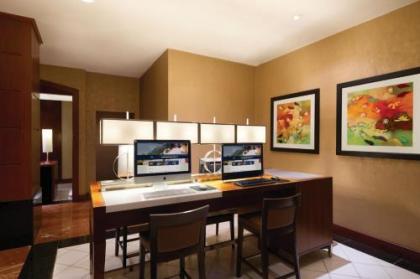 Hilton Chicago Magnificent Mile Suites - image 4