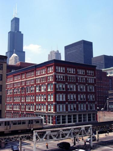 HI Chicago Hostel - image 2