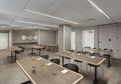 Fairfield Inn and Suites Chicago Downtown/ Magnificent Mile - image 3