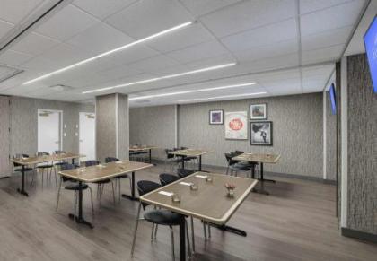 Fairfield Inn and Suites Chicago Downtown/ Magnificent Mile - image 4