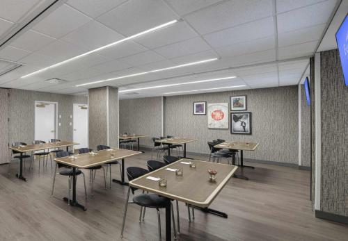 Fairfield Inn and Suites Chicago Downtown/ Magnificent Mile - image 4