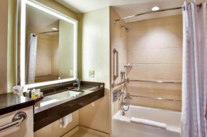 Embassy Suites Chicago Downtown Magnificent Mile - image 5