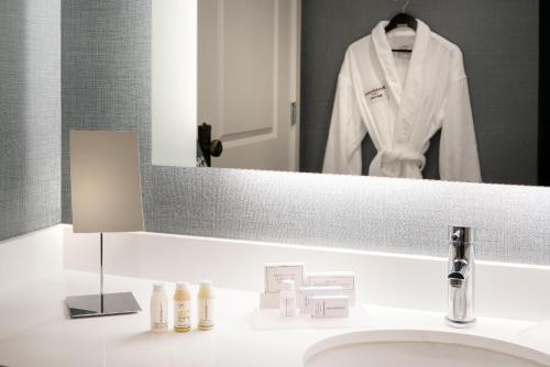 Residence Inn by Marriott Chicago Downtown/Loop - image 3
