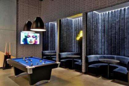 Aloft Chicago Mag Mile - image 2