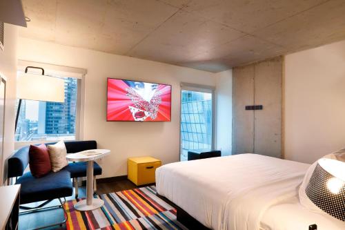 Aloft Chicago Mag Mile - image 3