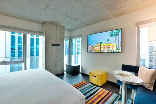 Aloft Chicago Mag Mile - image 4