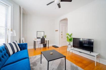 Group 2BR in Upbeat Local Scene of Wrigley Field Chicago