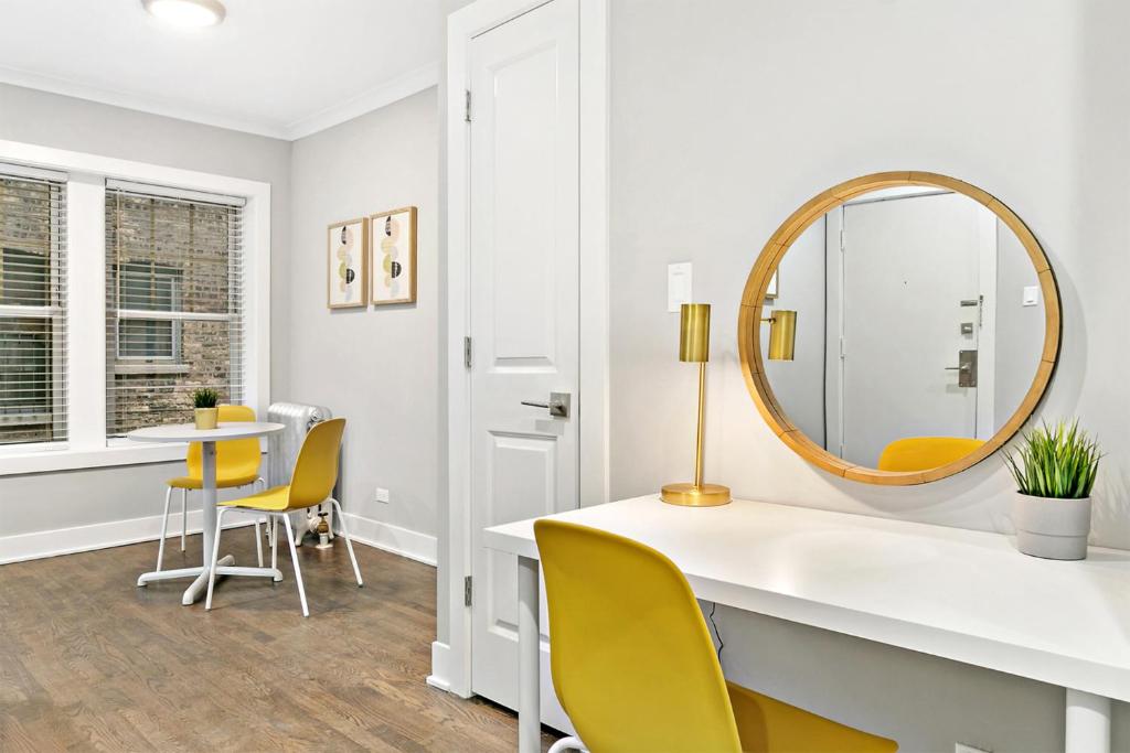 Homey with Lovely Decor 1BR Condo in Lakeview - image 4