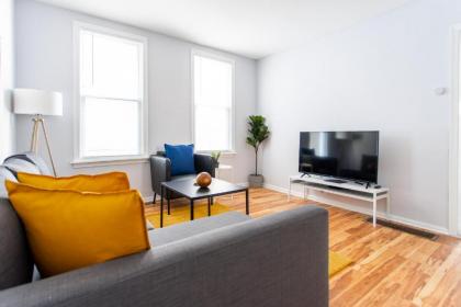Stylish and Cute 2BR Condo Near Wrigley! - image 4