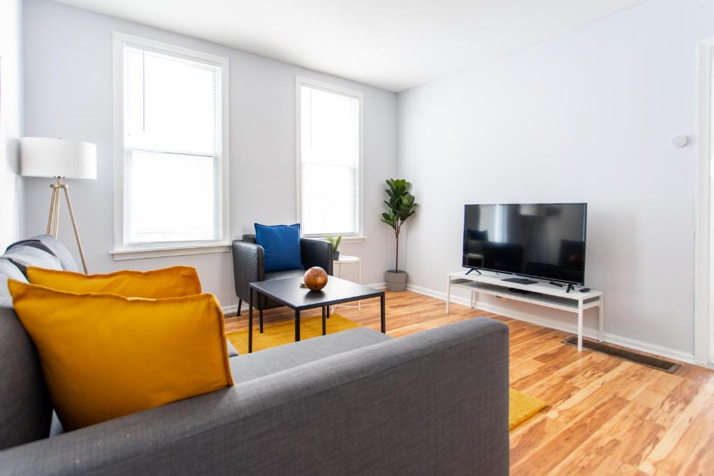Stylish and Cute 2BR Condo Near Wrigley! - image 4