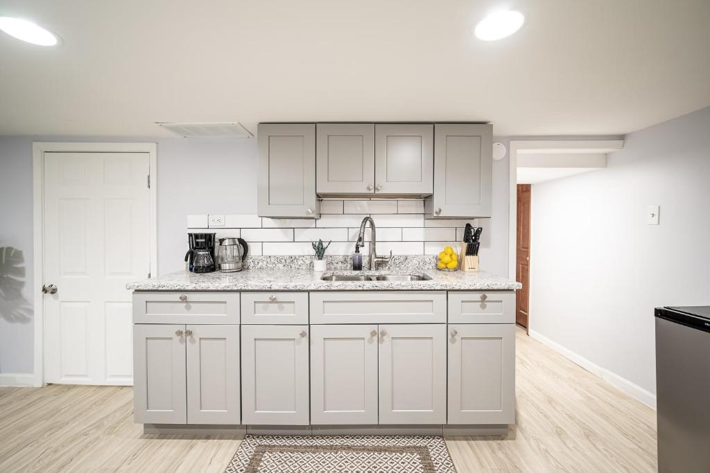 Cozy and Comfy 1BR Condo in Logan Square! - image 3