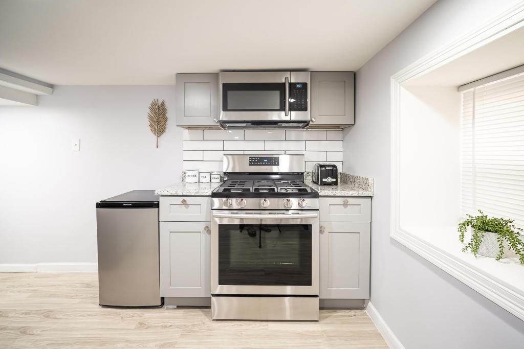 Cozy and Comfy 1BR Condo in Logan Square! - image 4