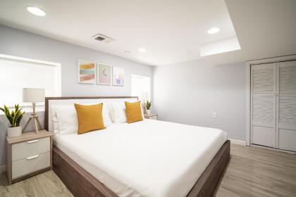 Cozy and Comfy 1BR Condo in Logan Square! - image 8