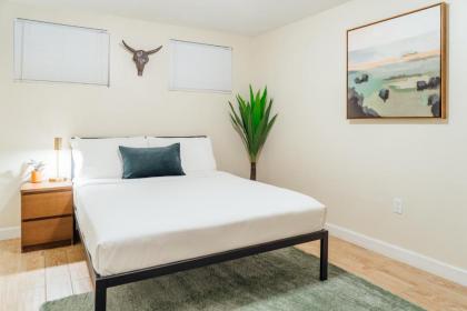 Lowest Rates! Spacious Duplex with Free Parking! - image 17