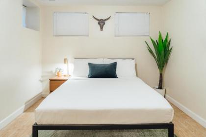 Lowest Rates! Spacious Duplex with Free Parking! - image 18