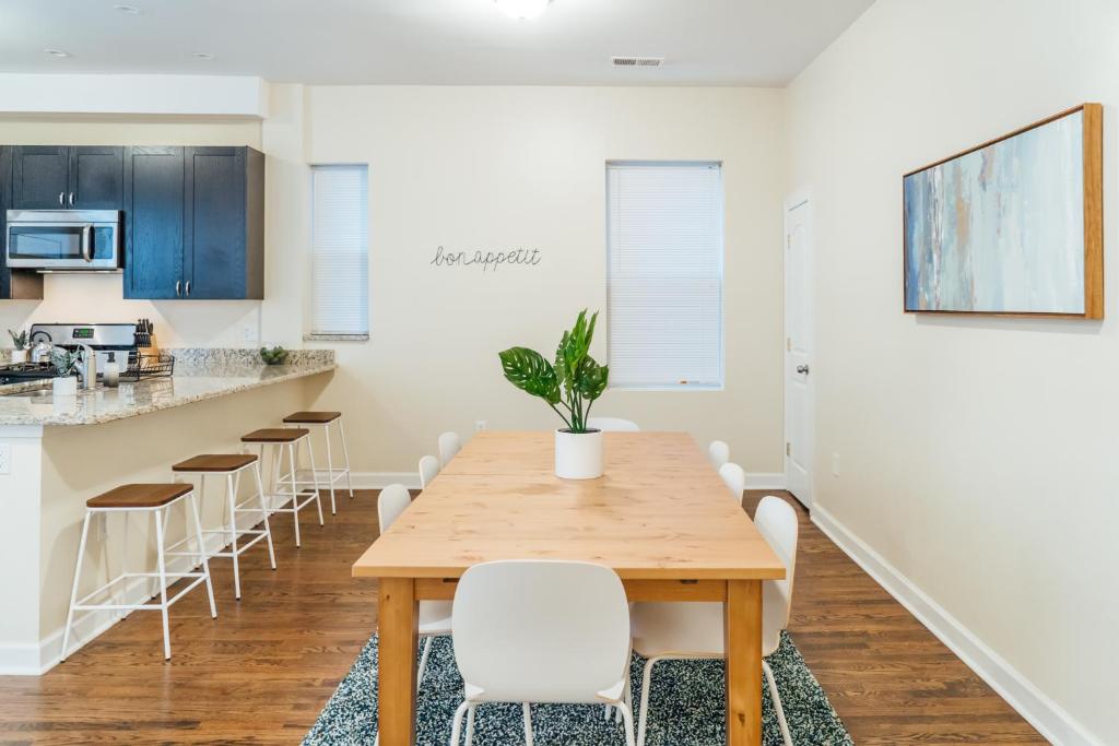Lowest Rates! Spacious Duplex with Free Parking! - image 5