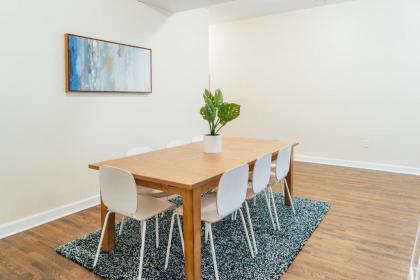 Lowest Rates! Spacious Duplex with Free Parking! - image 6