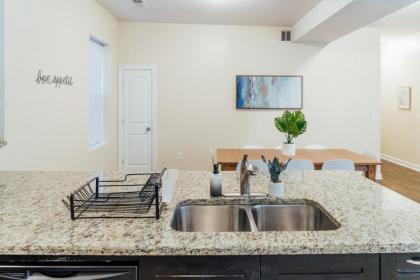 Lowest Rates! Spacious Duplex with Free Parking! - image 7